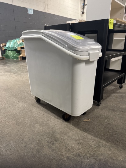 Bakery bin on casters