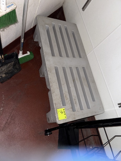 Plastic dunnage rack - 4’