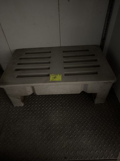 Molded dunnage rack 36" x 22" x 12"