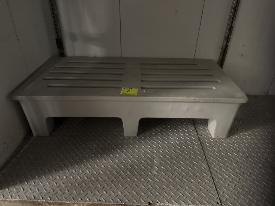 Molded dunnage rack 48" x 22" x 12"