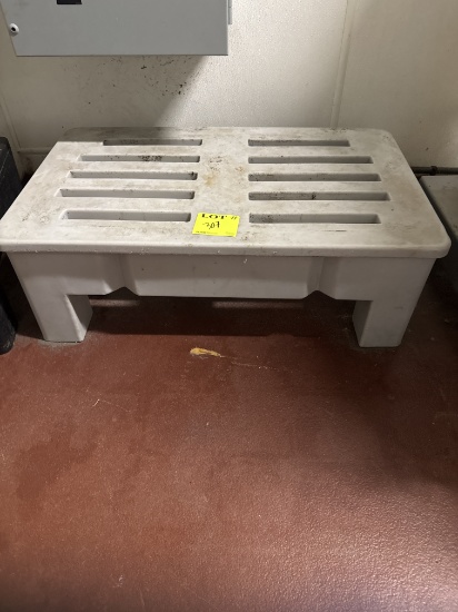 Molded dunnage rack 36" x 22" x 12"