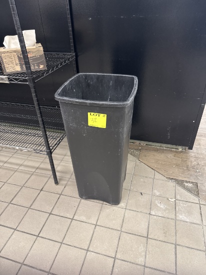 Plastic trash can