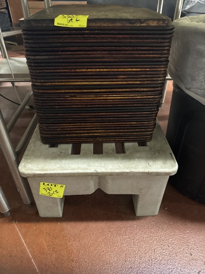Plastic dunnage rack 3’ w/ bakery sheet pans