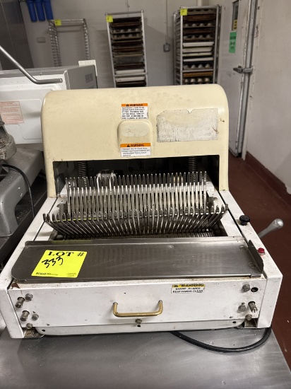 Bread slicer