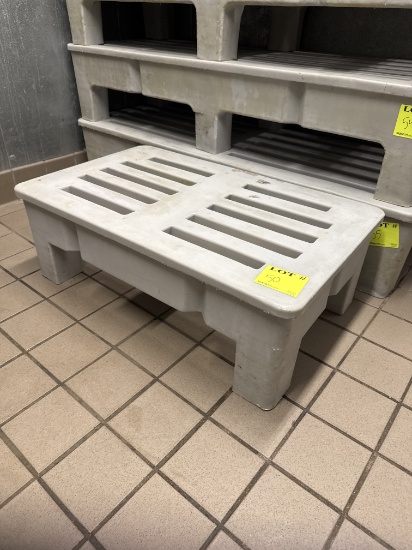 Molded dunnage rack 36" x 22" x 12"