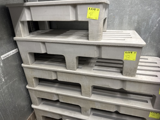 Molded dunnage rack 48" x 22" x 12"