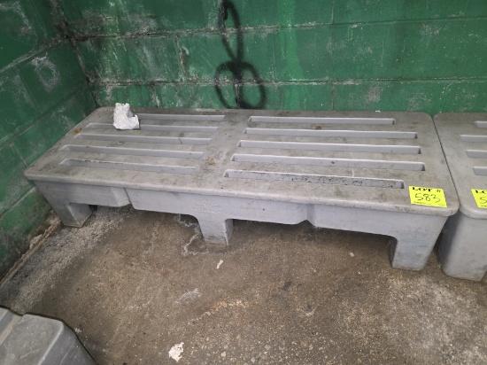Molded dunnage rack 60" x 22" x 12"
