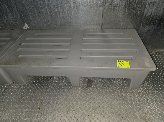 Molded dunnage rack 48" x 22" x 12"