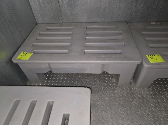 Molded dunnage rack 36" x 22" x 12"