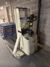 Walkie Straddle Stacker