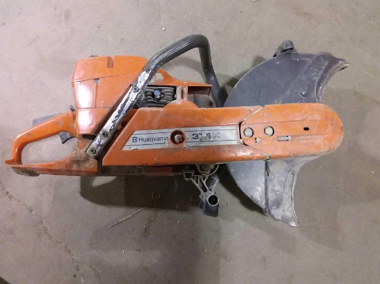 Gas concrete cutting saw with gas tank