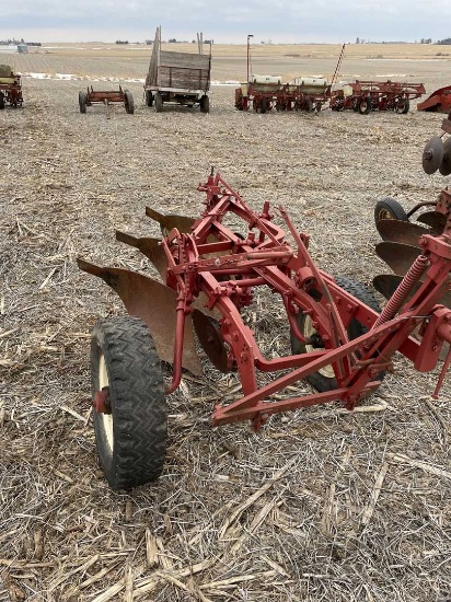 IH 3 bottom plow