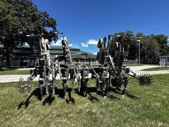 Hiniker 8R Cultivator