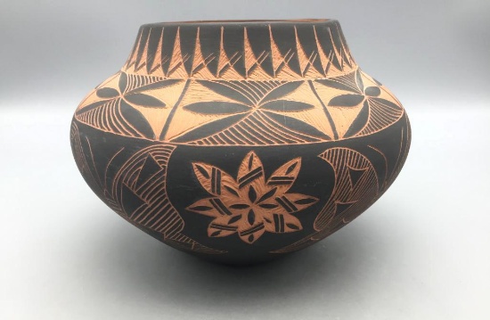 Acoma Pot by Shdiya Araitsa