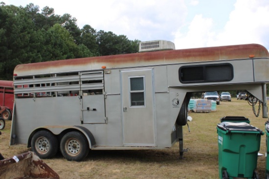 Nice Horse Trailer w/ Dressing Room