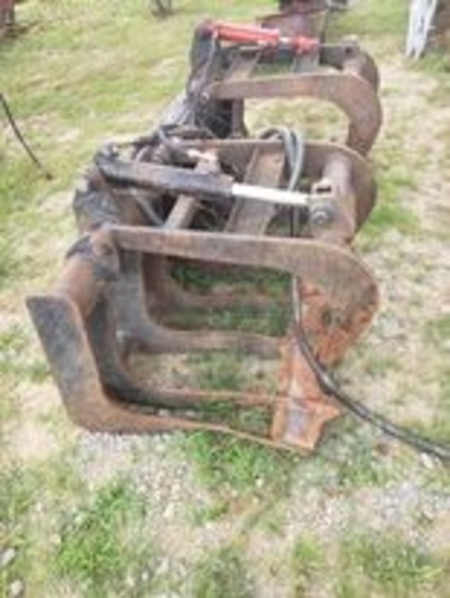 Dual Cylinder Grapple Bucket Has one Finger on bottom that is broke. See pictures