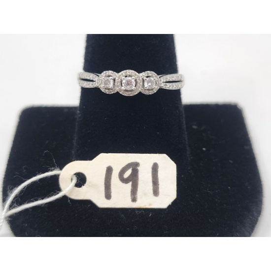 2.5g 10k White Gold/Diamond Size 9 1/2