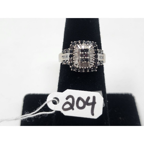 3.2g 10k White Gold/Black and White Diamond Size 5 1/2