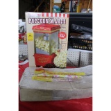 Popcorn popper with popcorn
