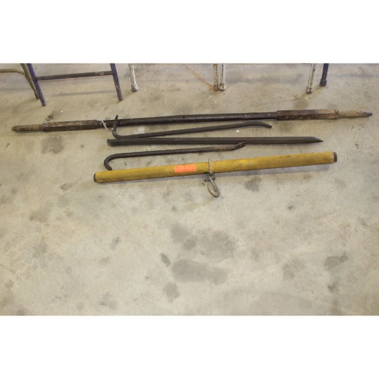 4 pry bars and one manual hoisting bar