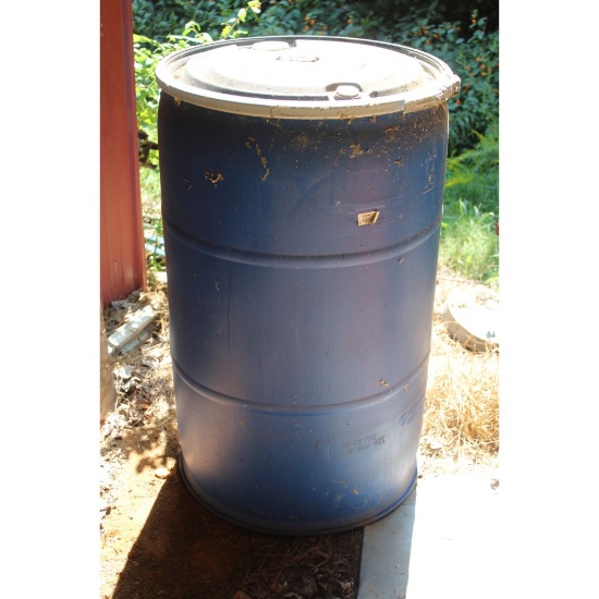 Plastic barrel with lid