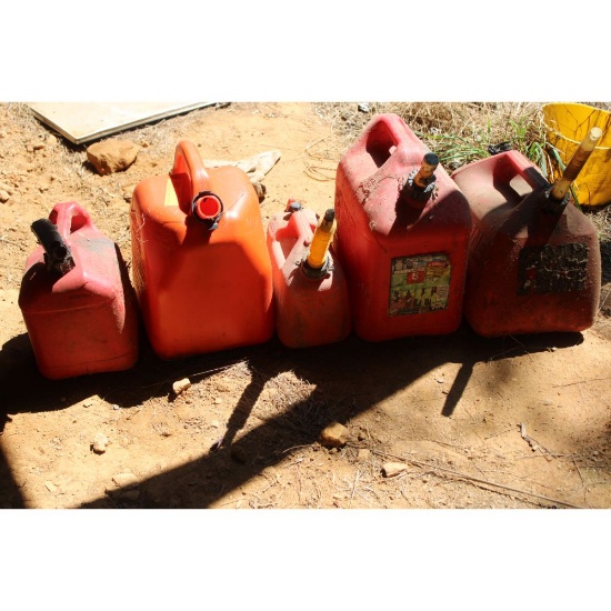 5 gas cans of various sizes