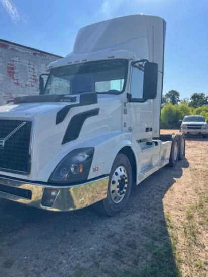 2015 Volvo Day Cab with Title
