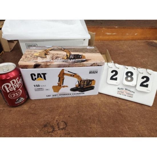 CAT 323F L Hydraulic Excavator in Collector's Tin. 1:50 Scale