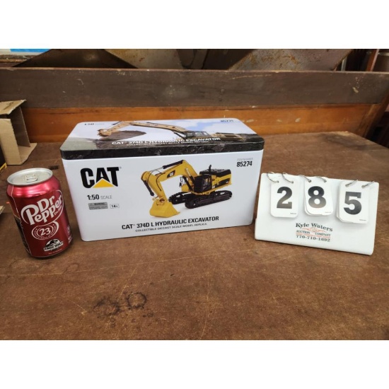 CAT 374D L Hydraulic Excavator in Collector's Metal Tin 1:50 Scale
