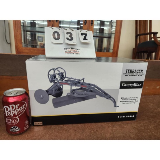 Terracer by Antique Catepillar Machinery Owners Club. 1:16