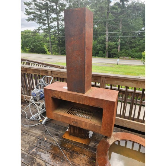 Metal Fire Pit. Needs Assembled