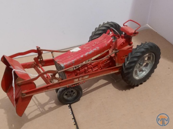 Tru Scale 890 tractor with loader