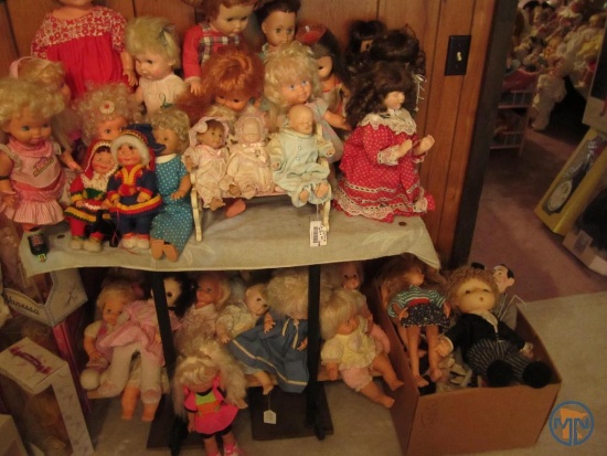 Drop leaf table and dolls