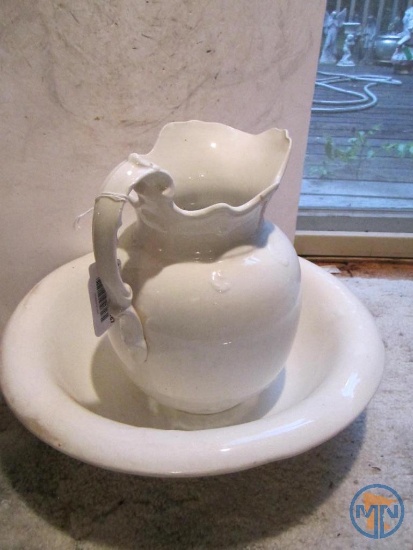 Sydney pitcher and wash basin, hairline crack
