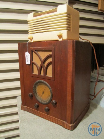 Montgomery Ward Airline tube radio and Wards Airline radio