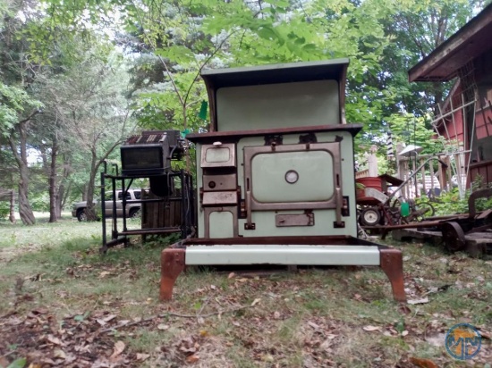 Malleable Iron Range Co. enamel wood cook stove, style no. 294XN