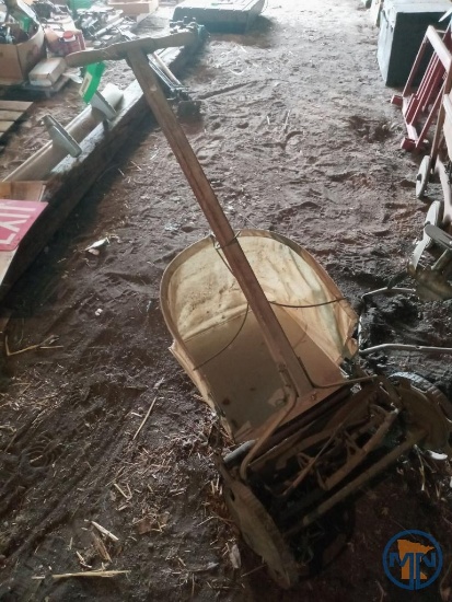 Walk-behind reel mower with grass catcher