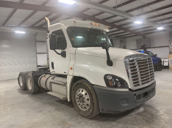 2012 Freightliner Cascadia Day Cab Truck Tractor