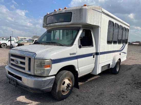 2010 Ford E-350 Super Duty Cutaway Van