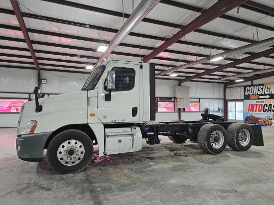 2016 Freightliner Cascadia 125 Day Cab Truck Tractor | Commercial