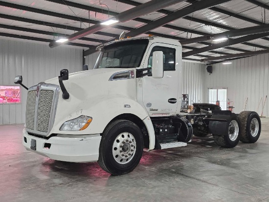 2015 Kenworth T680 Day Cab Truck Tractor