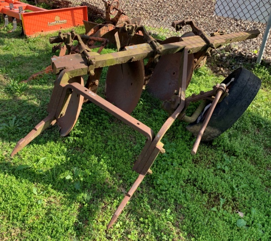 International 2pt Quick Hitch 3 disc plow