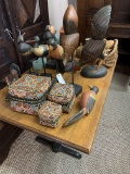 TABLE & MIXED LOT OF CARVED WOOD BIRDS
