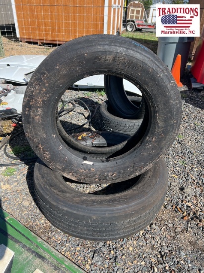 2 225/70R19.50 Tires