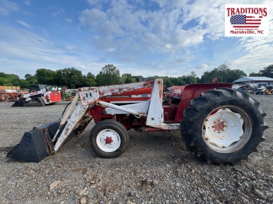 International Harvester 454 Tractor 2050 IH Loader