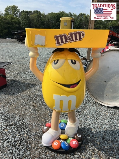 M & M Display