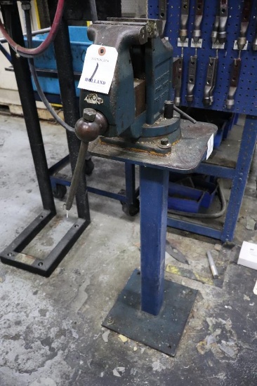 LS Starrett/ Athol 624-1/2 Swivel Base 4 1/2" Jaw Vise with Pedestal
