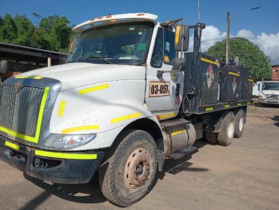INTERNATIONAL LUBE SERVICE TRUCK MODEL 2010, 384482 KM