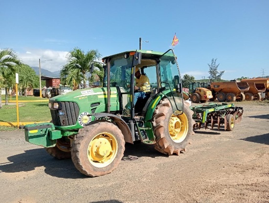 JOHN DEERE UTILITY TRACTOR MODEL 5090E WITH 3733 HR, 90HP, 9 STANDARD CHANGES, INCLUDE DISK HARROW