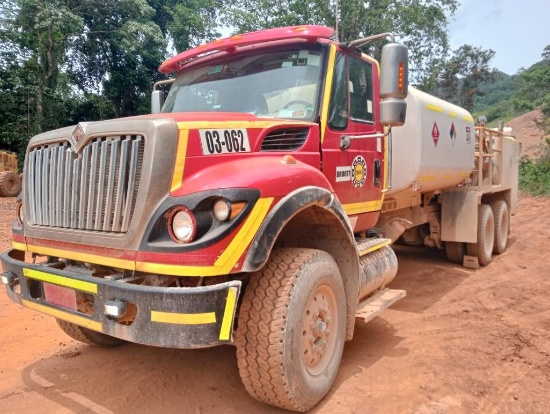 INTERNATIONAL LUBE SERVICE TRUCK INCLUDE DIESEL FUEL PUMP WITH 1800 GALLONS CAP TANK